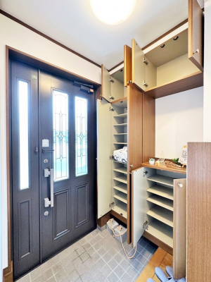 玄関　玄関横の下駄箱も一面に収納スペースがあるので家族全員の靴の収納も可能です。